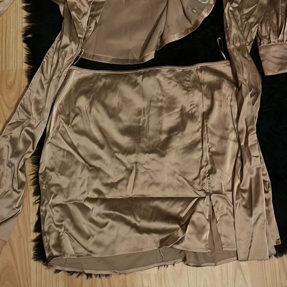 🥂🍾FASHION NOVA 2 PC SATIN CHAMPAGNE TIE IN FRONT SKIRT SET VERY SEXY - Picture 8 of 10